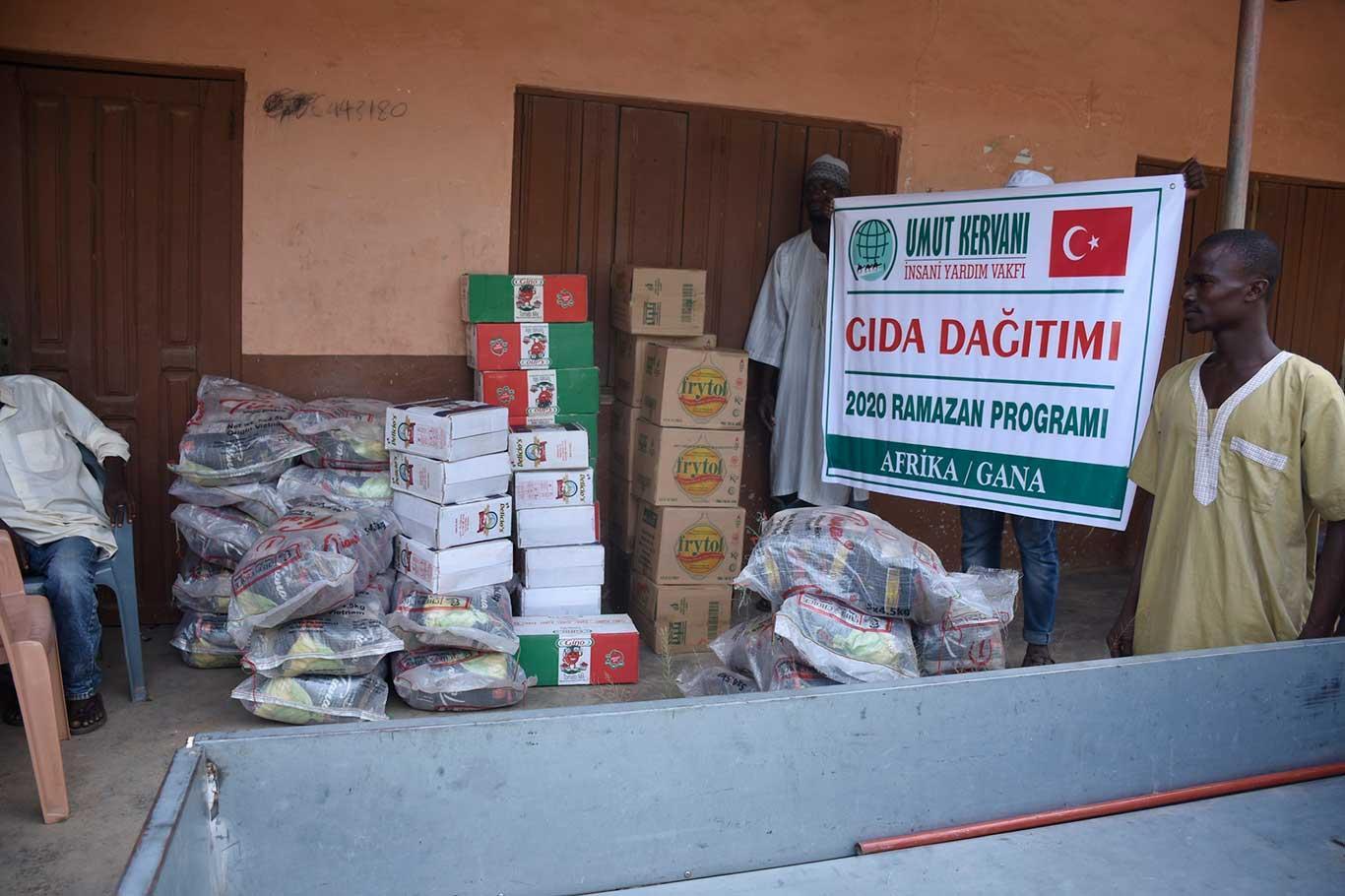 Umut Kervanı Gana’da yüzlerce aileye gıda yardımında bulundu